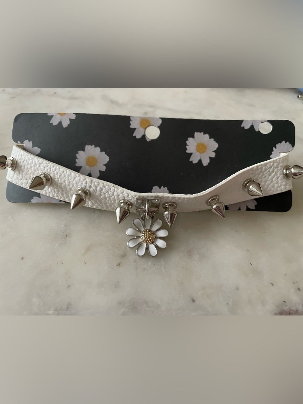 NWT - White Spiked Daisy Charm Choker Necklace w/ Buckle Closure